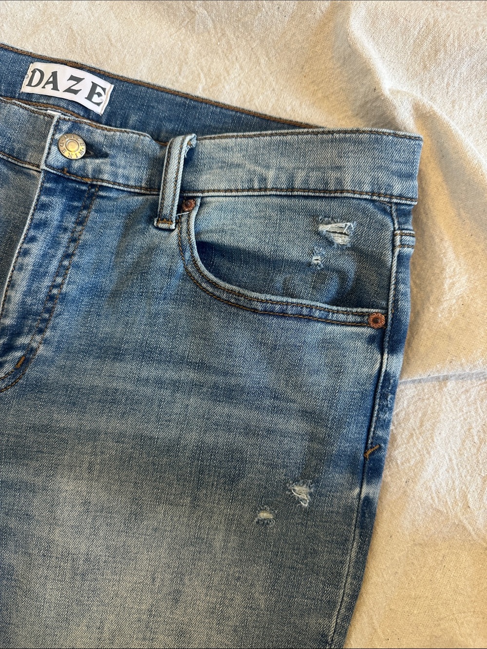 DAZE Size 32 Lightly Distressed Straight Leg Ankle Jeans Medium Wash Stretch